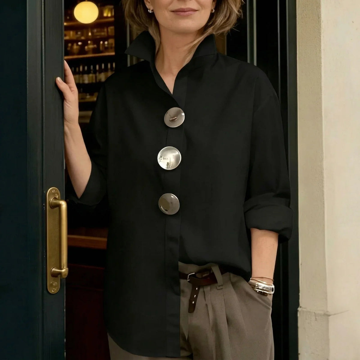 💡 Shirt with Structured Collar & Oversized Buttons