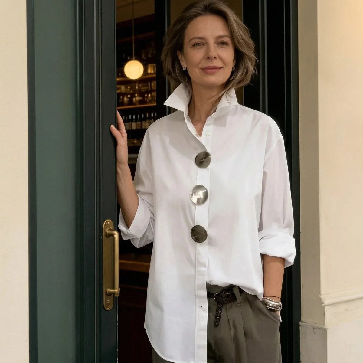 💡 Shirt with Structured Collar & Oversized Buttons